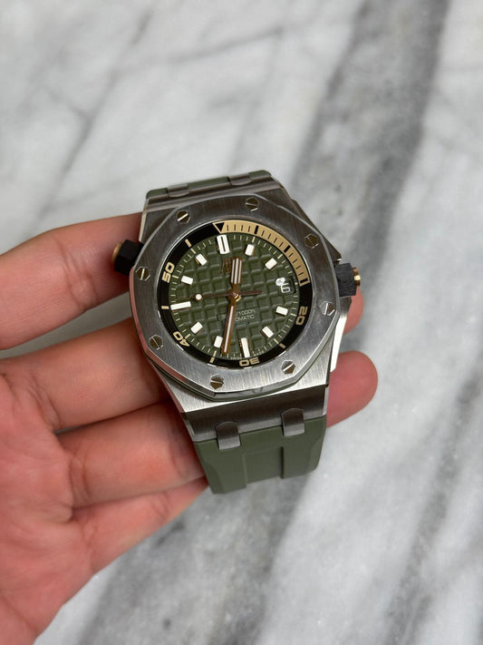 2022 15720ST.OO.A052CA.01 Green Diver Preowned Good Complete, 2 Straps